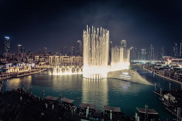 إنفيني تعكس فنيًا نشاطات الدماغ من خلال عرضًا نابضًا بالحياة في نافورة دبي